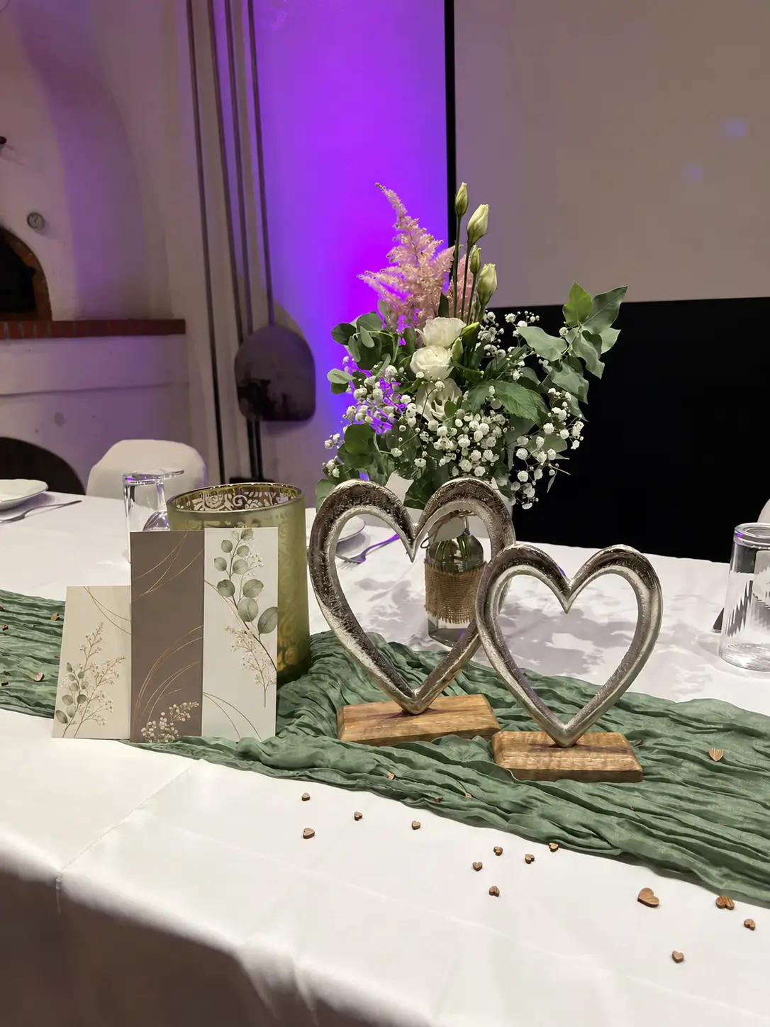 Décoration florale disposée sur une table