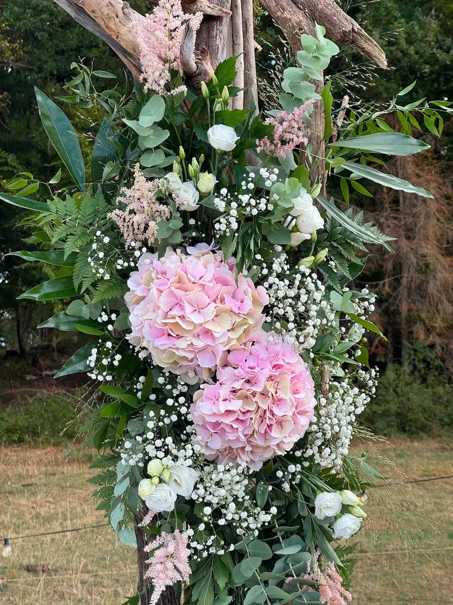 Composition florale installée à l’extérieur du stand