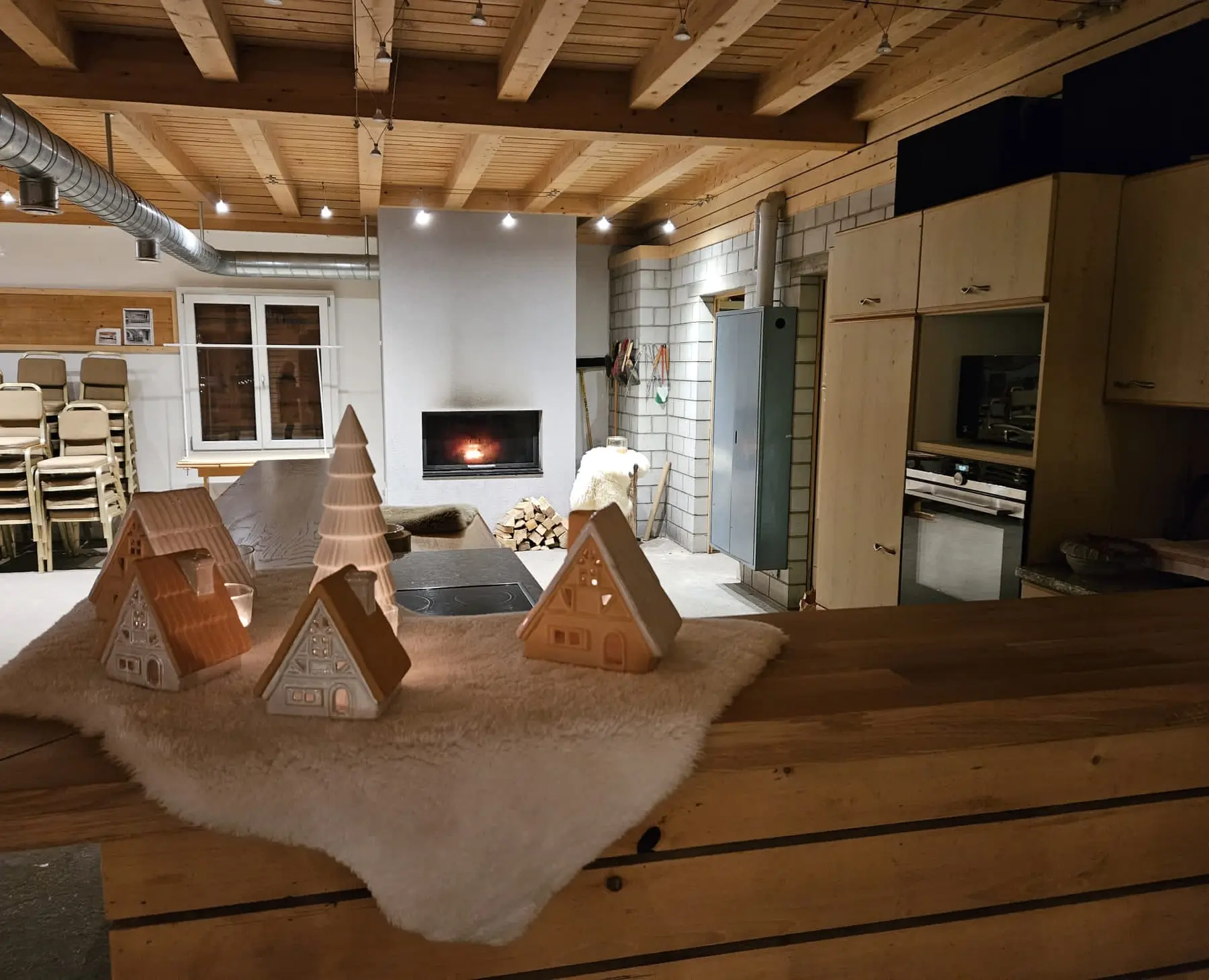 Cuisine et décoration installée sur le bar