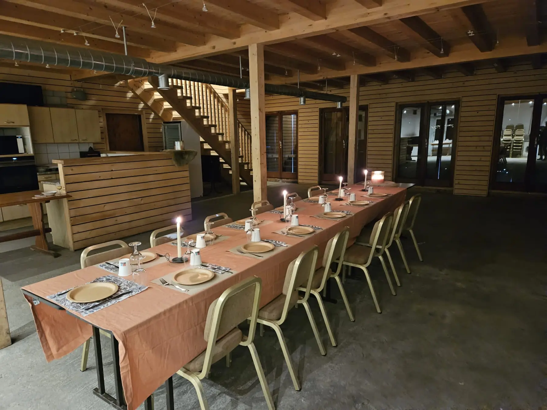 Grande table dressée dans la salle