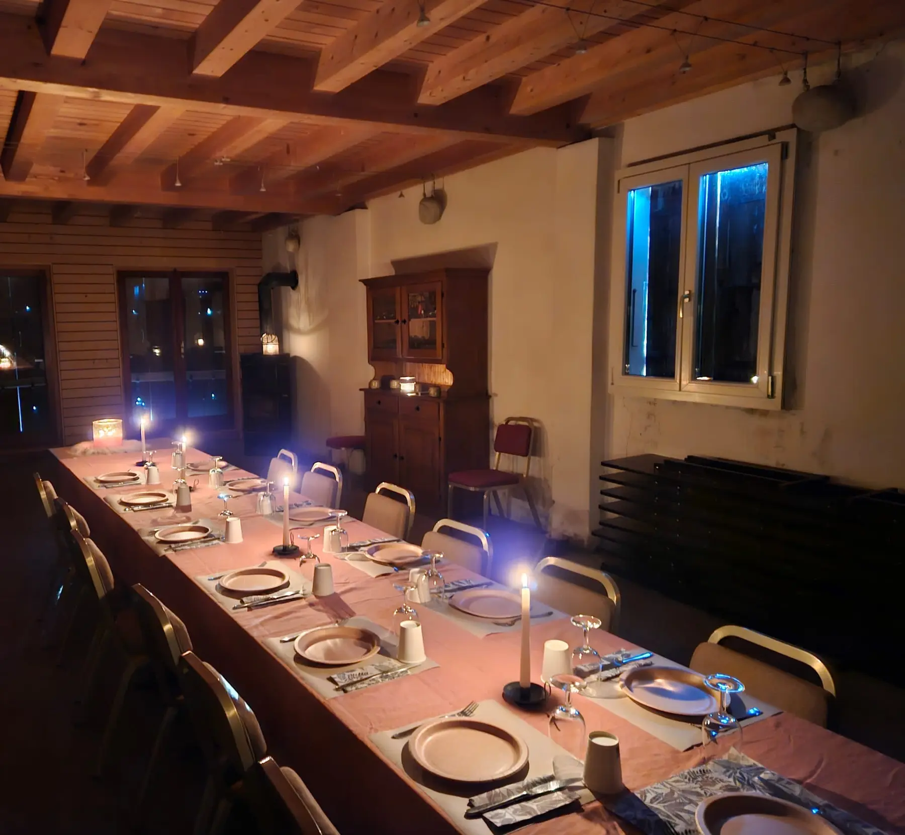 Table préparée le long de la salle