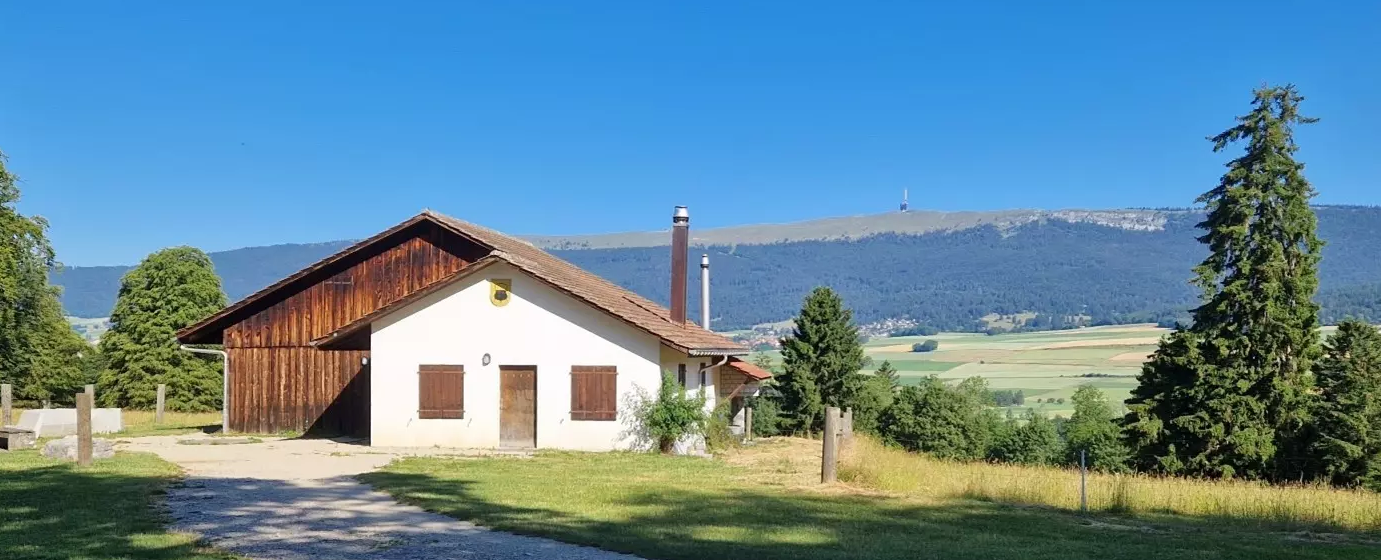 Stand ADS Prêles avec vue sur le Chasseral